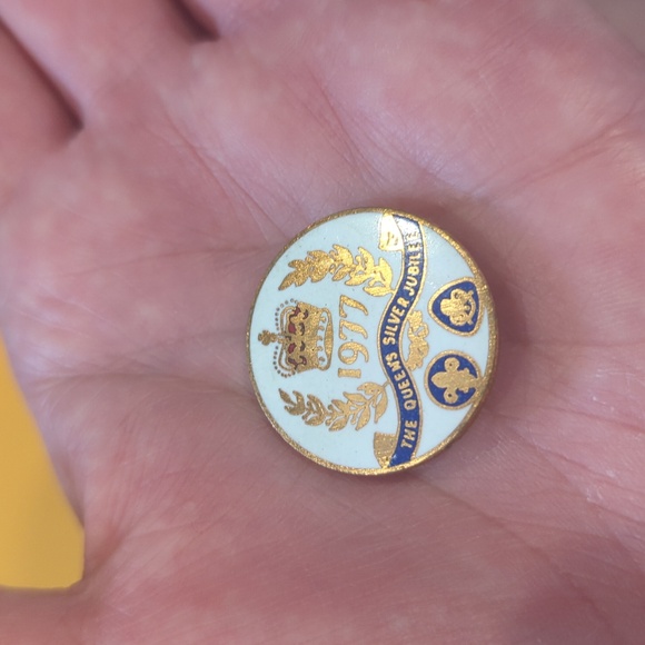 1977 Queen's Silver Jubilee Pin - Picture 2 of 3